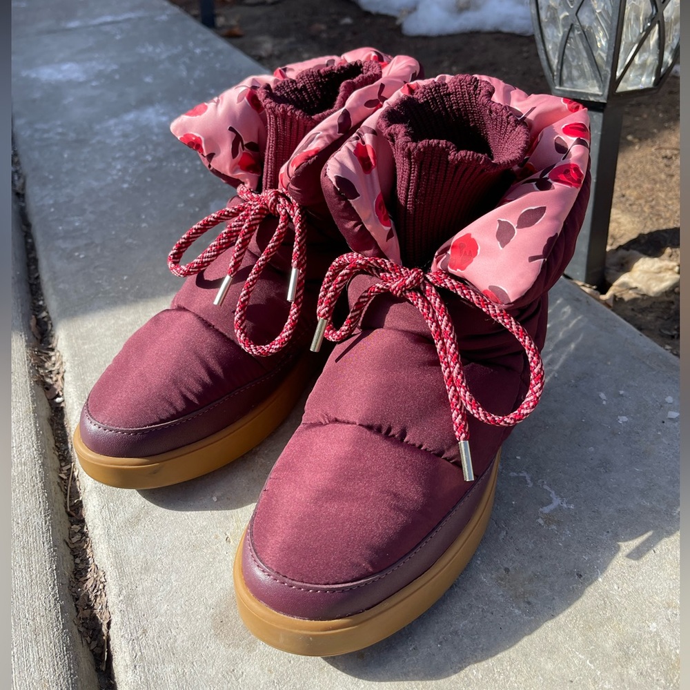Kate Spade puffed winter boots in burgundy color